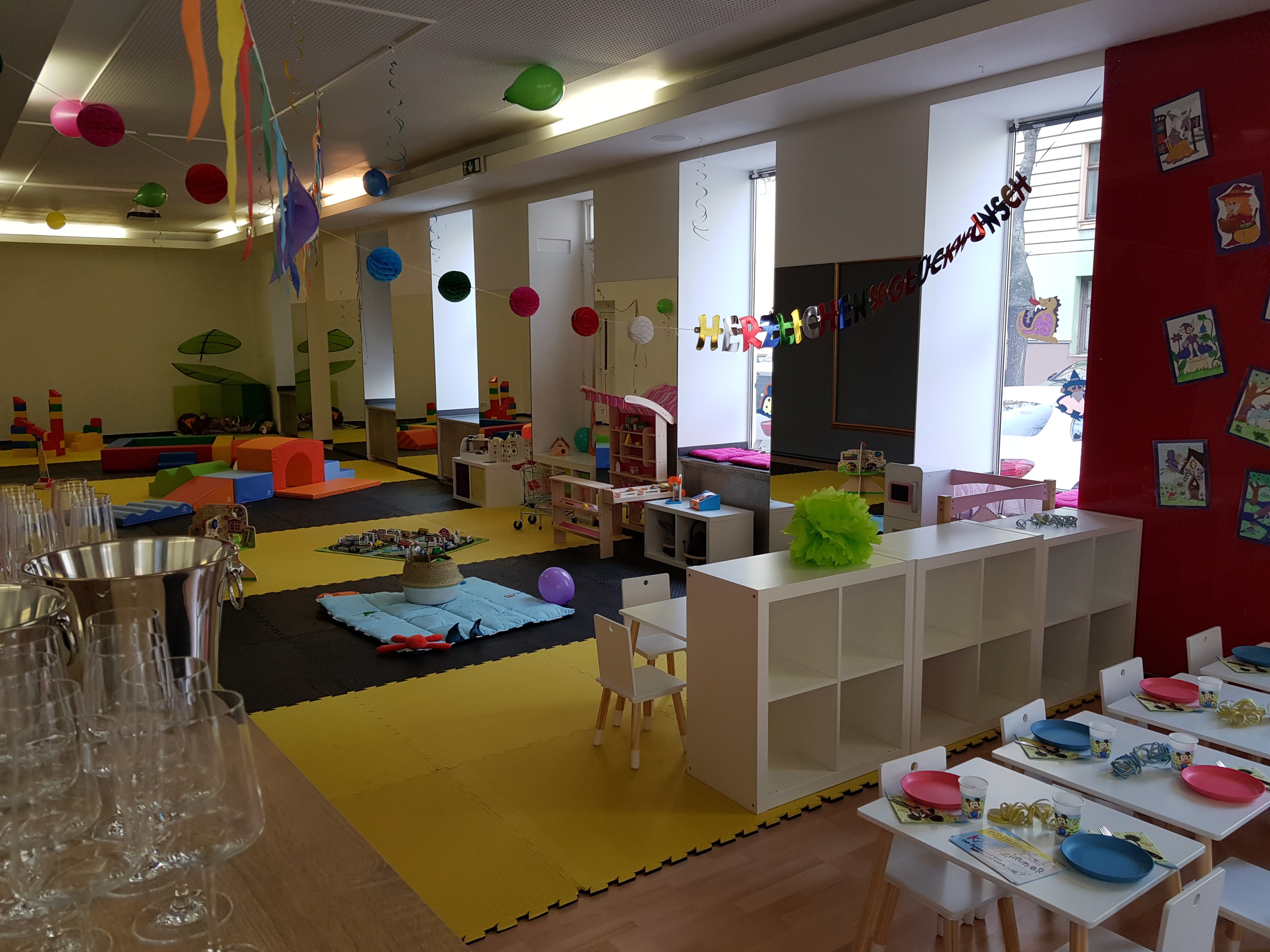 Tinis Kinderzimmer - Bewegungsraum für Babys und Kleinkinder, Kurse für  Kinder, Kindergeburtstage